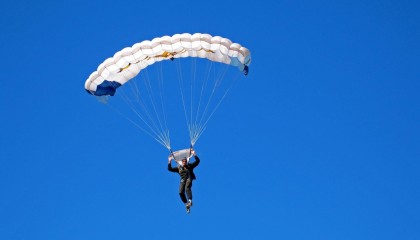 开云全站下载-【教士阵容优化】关键交易助力战绩攀升，教士dlc